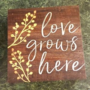 ❤3/$15❤ love grows here sign